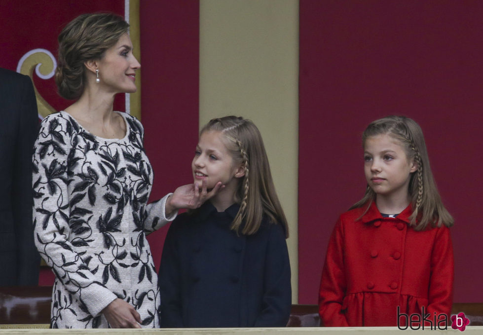 La Reina Letizia con un look otoñal junto a la Princesa Leonor y la Infanta Sofía en el Día de la Hispanidad