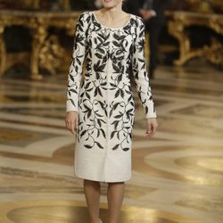 La Reina Letizia escoge un vestido de Felipe Varela en la recepción del Día de la Hispanidad 2016
