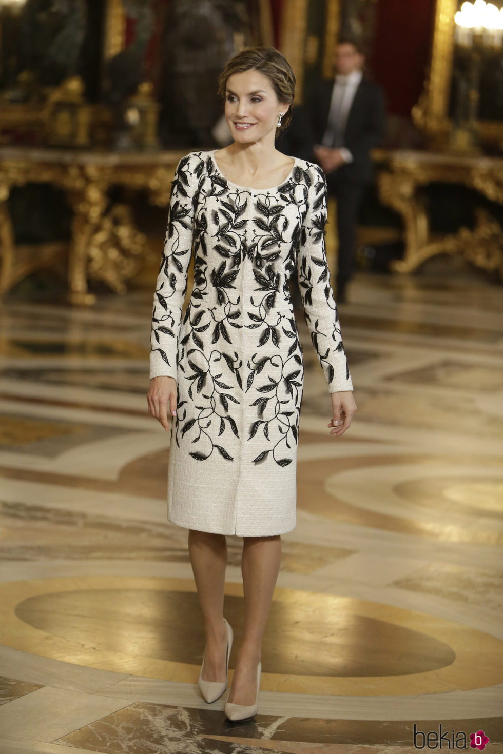La Reina Letizia escoge un vestido de Felipe Varela en la recepción del Día de la Hispanidad 2016