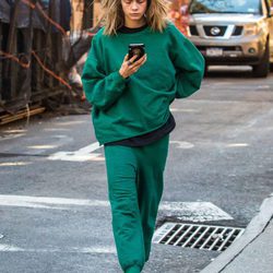 Cara Delevingne con un chándal verde por las calles de Nueva York
