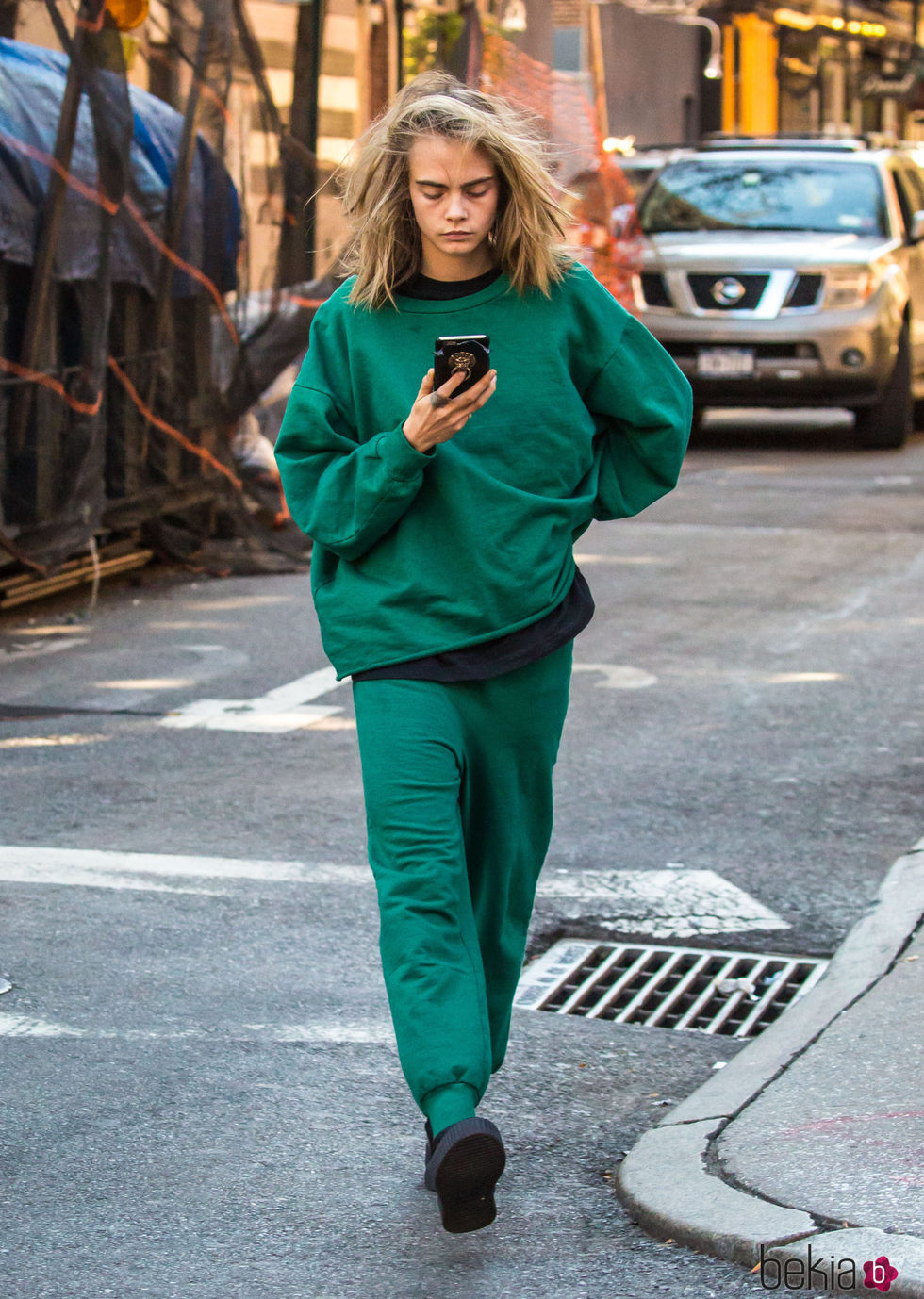 Cara Delevingne con un chándal verde por las calles de Nueva York
