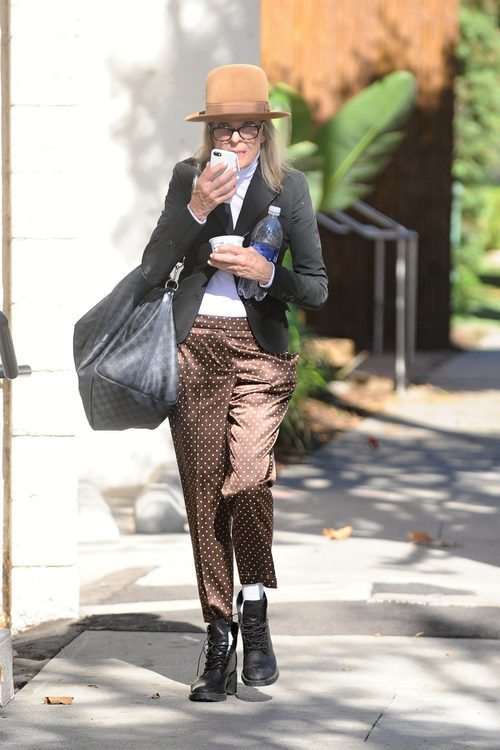 Diane Keaton con un pantalón pijamero en las calles de California