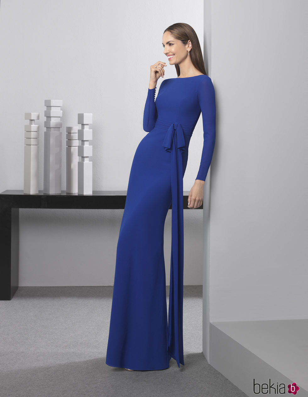 Eugenia Silva con un vestido azul klein de la colección 'Cocktail 2017' de Rosa Clará