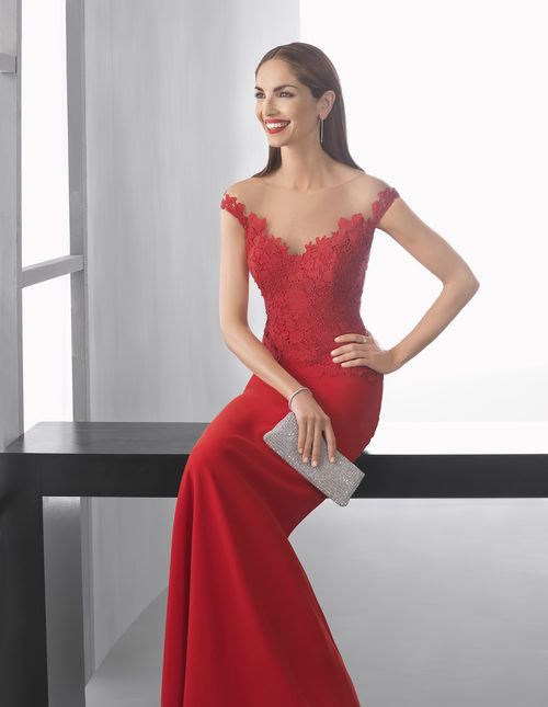 Eugenia Silva con un vestido de encaje rojo de la colección 'Cocktail 2017' de Rosa Clará