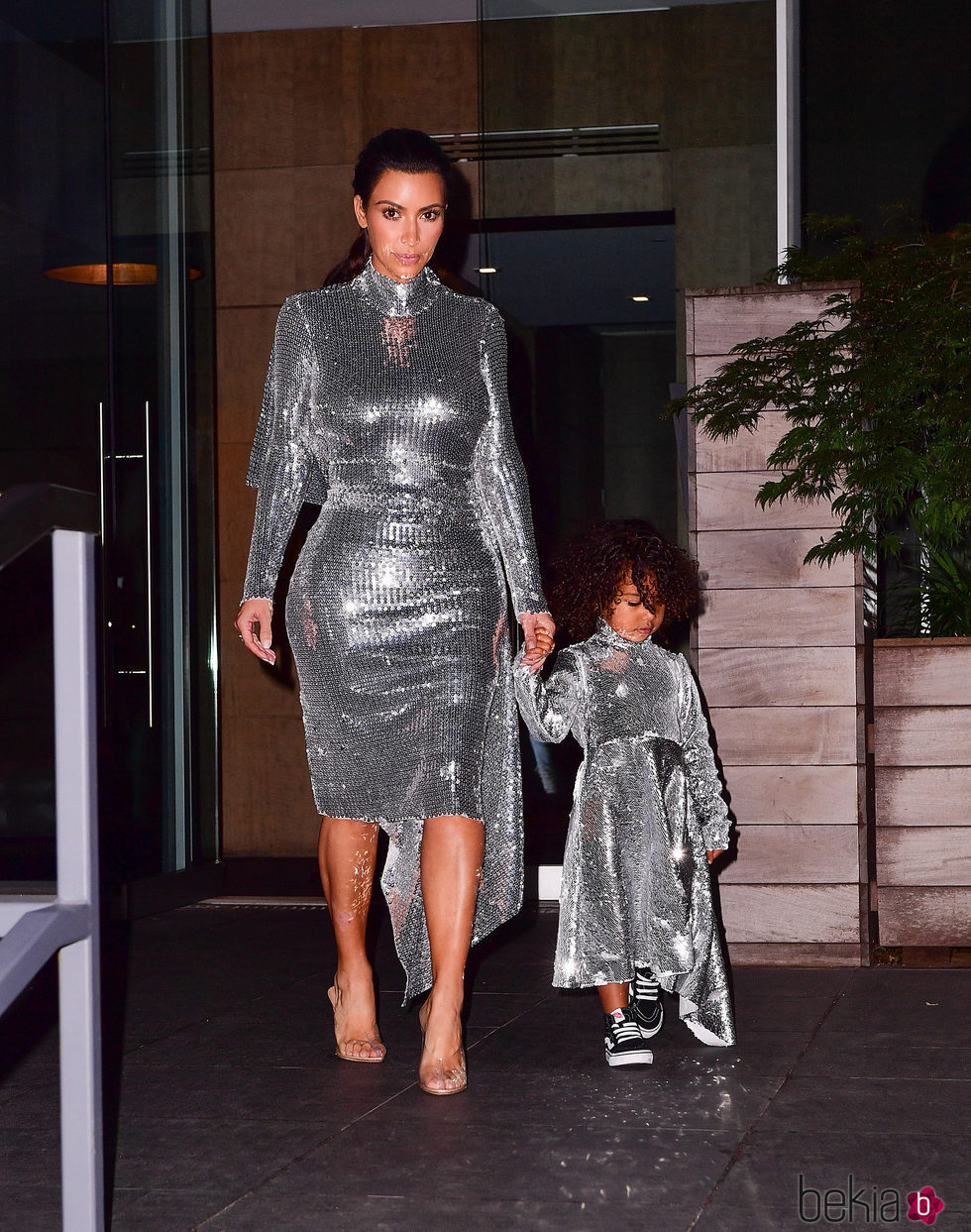 Kim Kardashian y su hija North West con el mismo diseño metalizado en una actuación de Kanye West