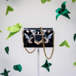 Bolso negro con detalles metalizados de la colección primavera/verano 2017 de Jimmy Choo