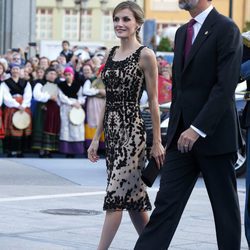 Los Reyes Felipe y Letizia llegando a la entrega de los Premios Princesa de Asturias 2016