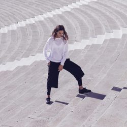 Izabel Goulart con una camiseta blanca de la colección 'Beautiful X Powerful' de Nike
