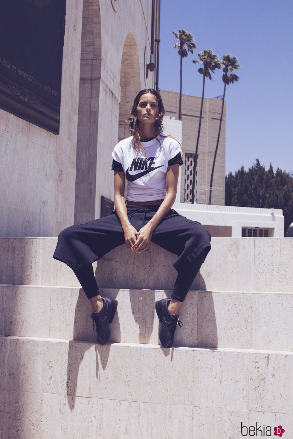 Izabel Goulart con una camiseta con el logo de Nike de la colección 'Beautiful X Powerful'