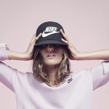 Izabel Goulart con una sudadera rosa de la colección 'Beautiful X Powerful' de Nike