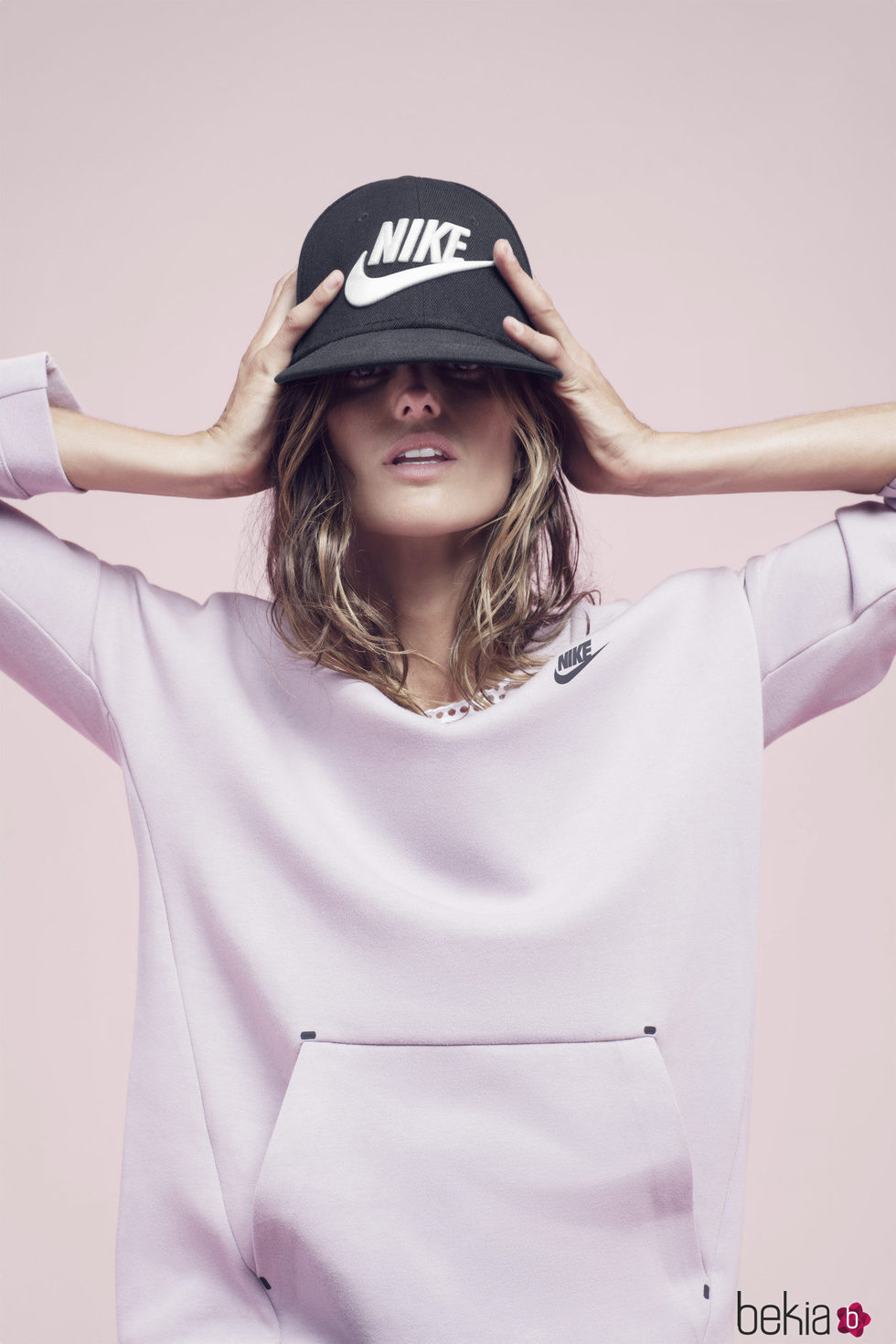 Izabel Goulart con una sudadera rosa de la colección 'Beautiful X Powerful' de Nike