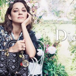 Marion Cotillard con un bolso negro de la colección Lady 2017 de Dior