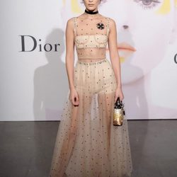 Bella Hadid con un vestido nude transparente en un evento de Dior