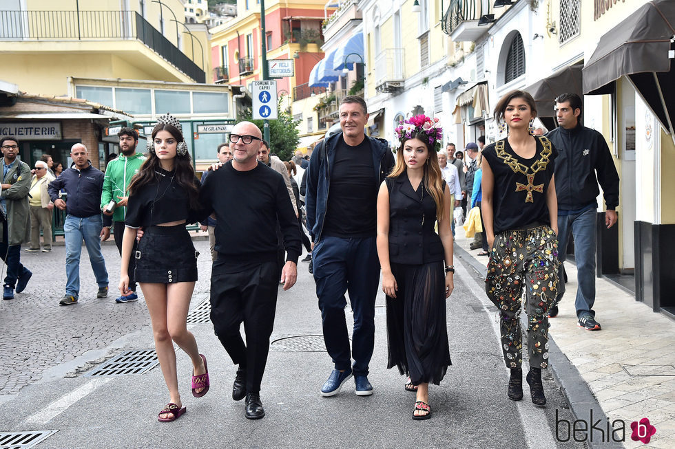 Domenico Dolce y Stefano Gabbana con las chicas 'millennials' para la primavera/verano 2017 de Dolce & Gabbana
