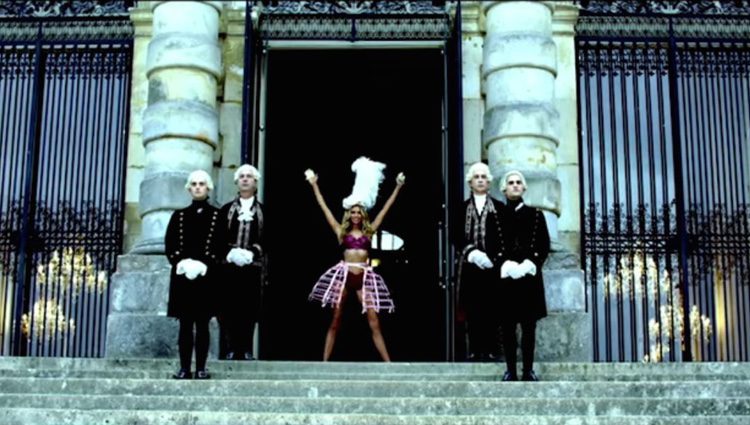 Stella Maxwell en el castillo del Fashion Film de Victoria's Secret