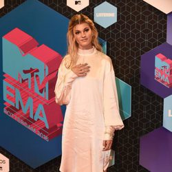 Emma Bale con un vestido de seda en los MTV EMA 2016