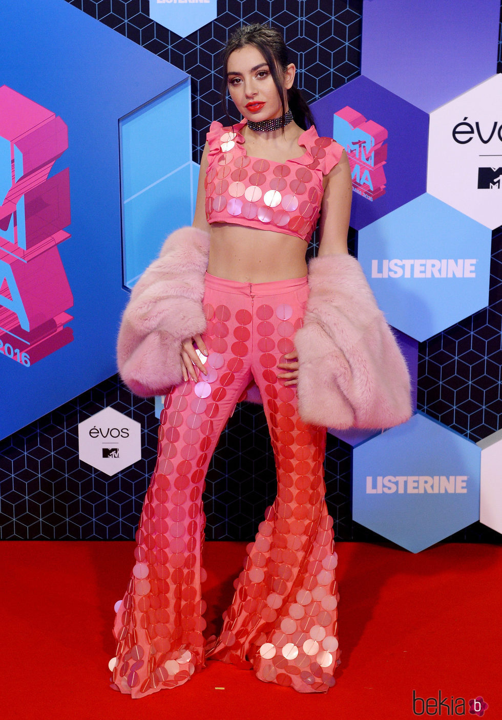 Charli XCX con lentejuelas rosas en los MTV EMA 2016