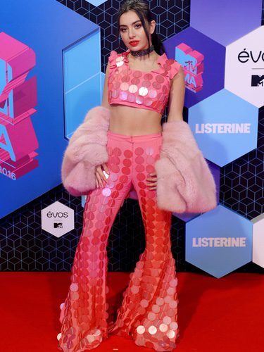 Charli XCX con lentejuelas rosas en los MTV EMA 2016
