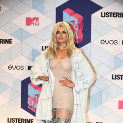 Bebe Rexha con unas botas metalizadas en los MTV EMA 2016