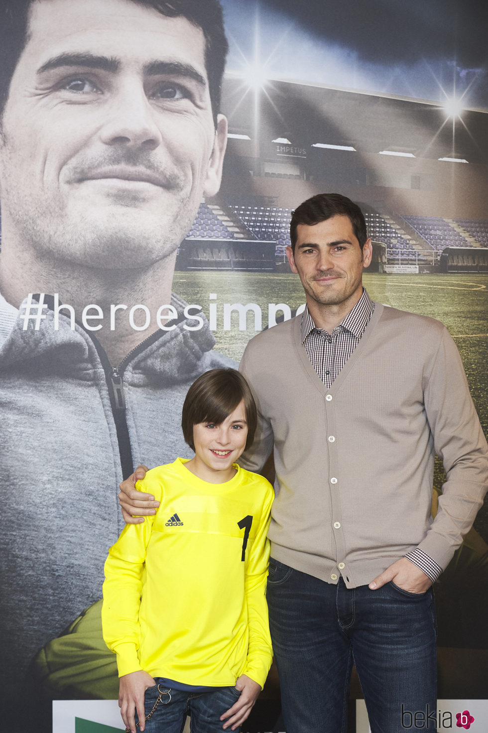 Iker Casillas junto al pequeño Hugo en la presentación de 'Héroes terrenales' de Impetus en Madrid