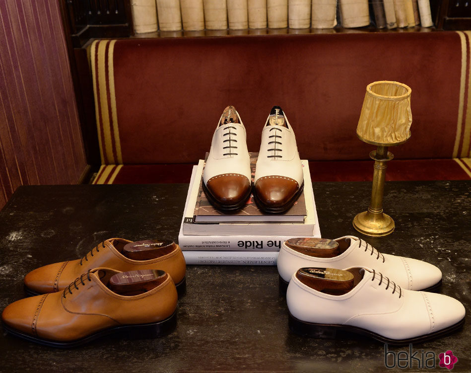 Zapatos Oxford blancos y marrones de Salvatore Ferragamo colección 'Tramezza'