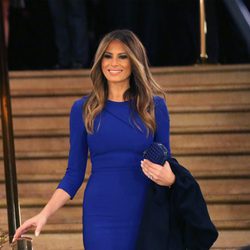 Melania Trump con un vestido azul klein en el debate electoral de la Fox News