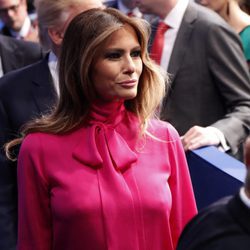 Melania Trump con una camisa 'Pussy Bow' rosa fucsia de Gucci