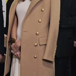 Melania Trump con un abrigo de paño en una jornada de campaña en Nueva York