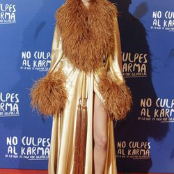 Alba Galocha con un batín dorado en la premiere de 'No culpes al karma de lo que te pasa por gilipollas'