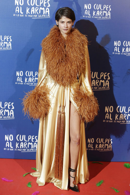 Alba Galocha con un batín dorado en la premiere de 'No culpes al karma de lo que te pasa por gilipollas'