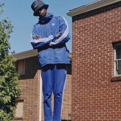 Chaqueta azul y blanca de la colección de Pharrell Williams con Adidas