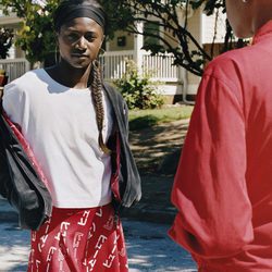 Falda roja de la colección de Adidas con Pharrell Williams