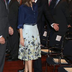 La Reina Letizia con un conjunto de Carolina Herrera en el centenario del nacimiento de Camilo José Cela