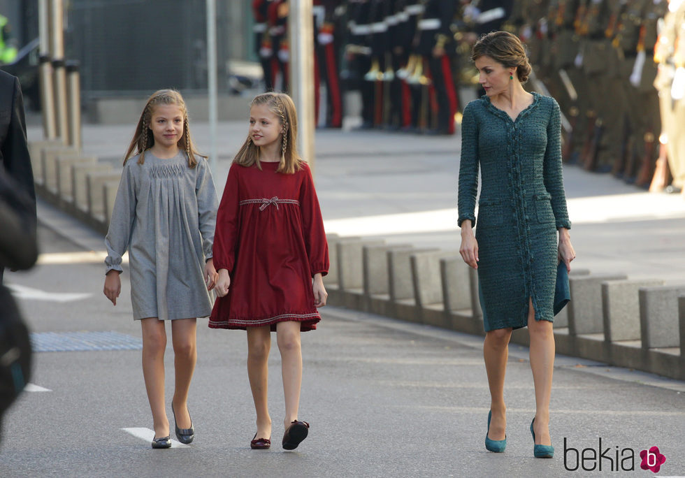 La Reina Letizia, vestida de Felipe Varela, con la Princesa Leonor y la Infanta Sofía en la Apertura de la XII Legislatura