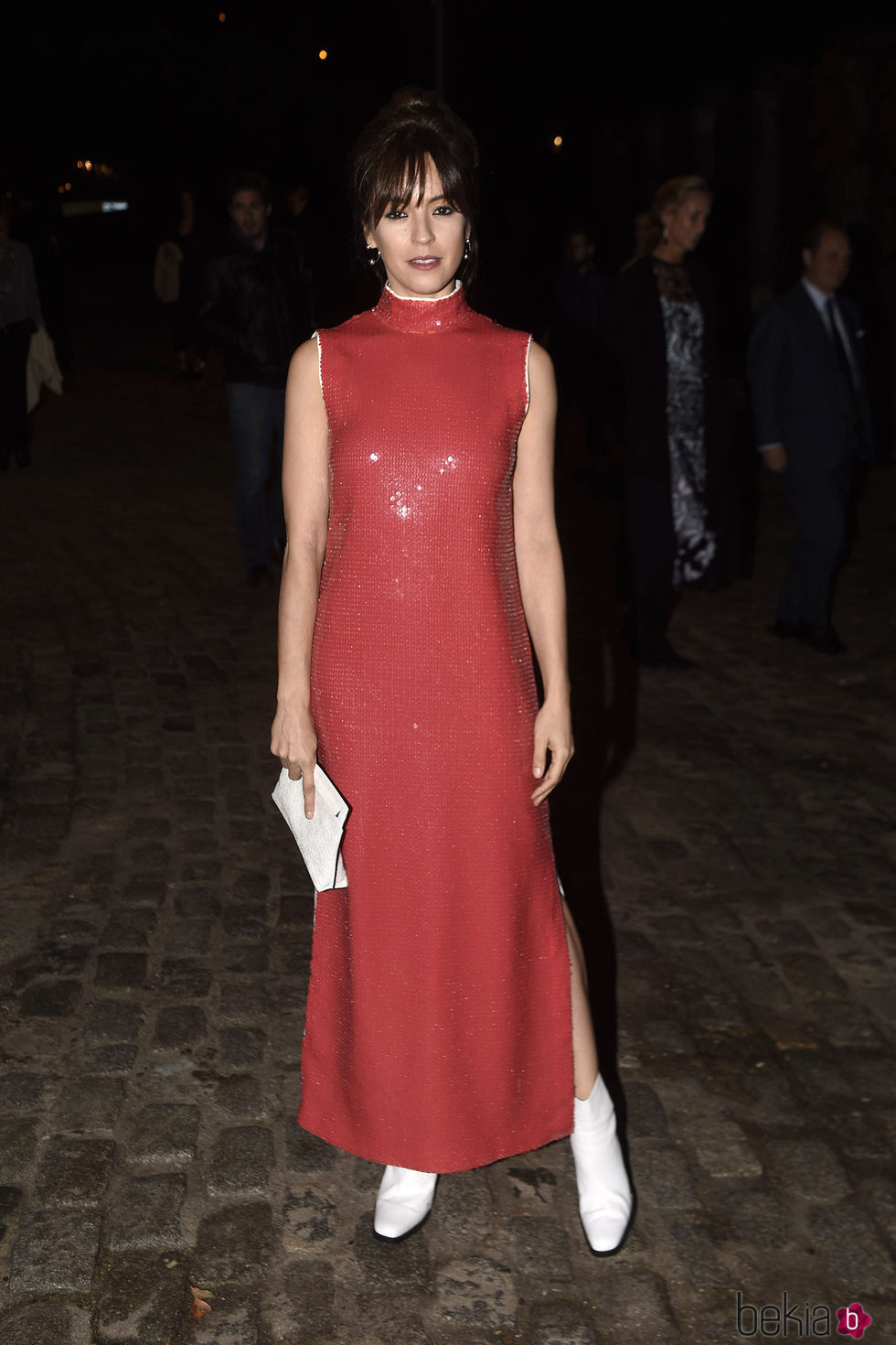 Verónica Sánchez con un vestido rojo de lentejuelas en la inauguración de la exposición de Loewe