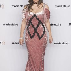 Tamara Falcó con un vestido de terciopelo rosa en los Premios Prix Moda 2016