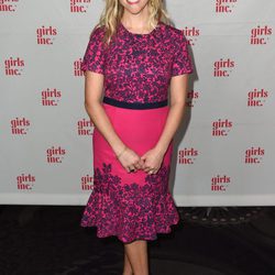 Reese Witherspoon con un vestido rosa en la gala Girls Inc en Los Angeles
