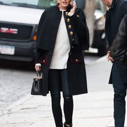 Olivia Palermo con un look náutico en las calles de Nueva York
