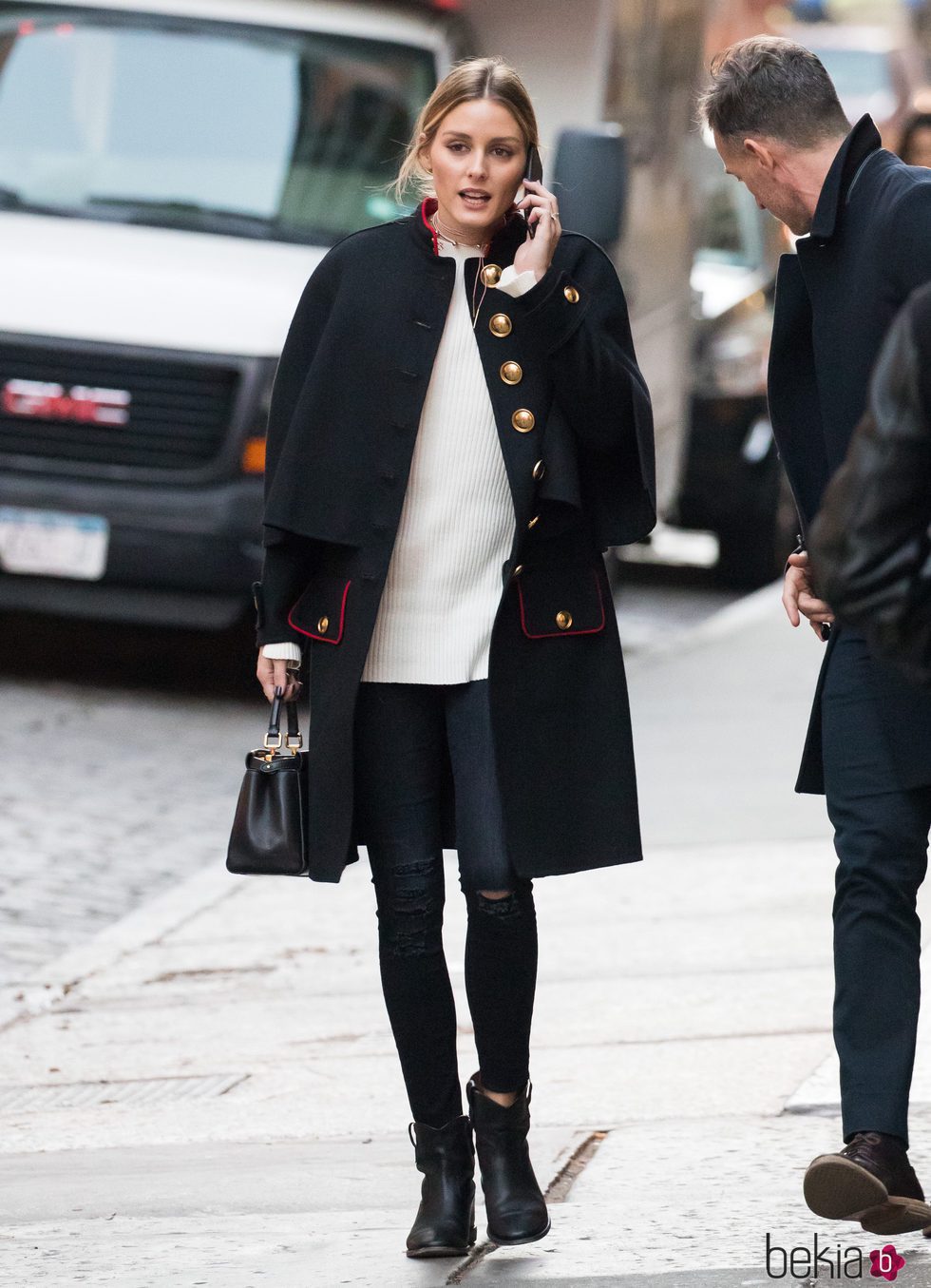 Olivia Palermo con un look náutico en las calles de Nueva York
