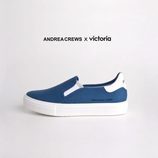 Sneakers azules y blancas de Andrea Crews y Victoria colección 'Work'