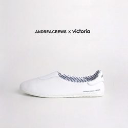 Zapatillas básicas blancas de la colección 'Work' de Andrea Crews y Victoria