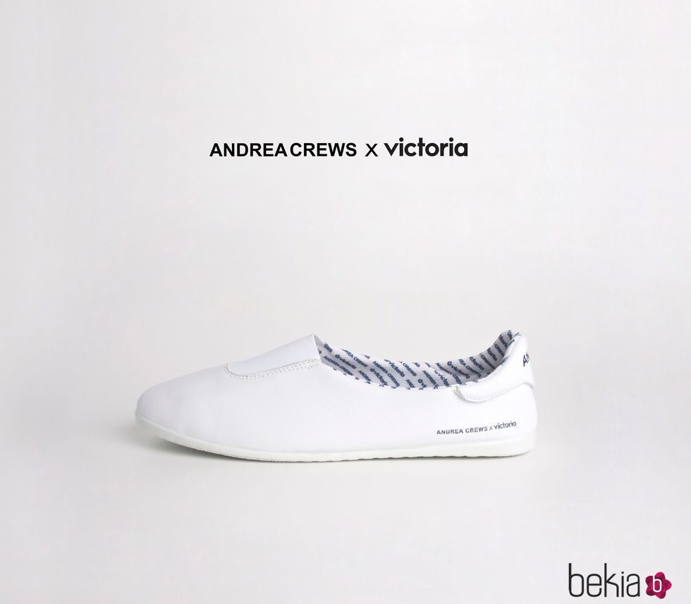 Zapatillas básicas blancas de la colección 'Work' de Andrea Crews y Victoria
