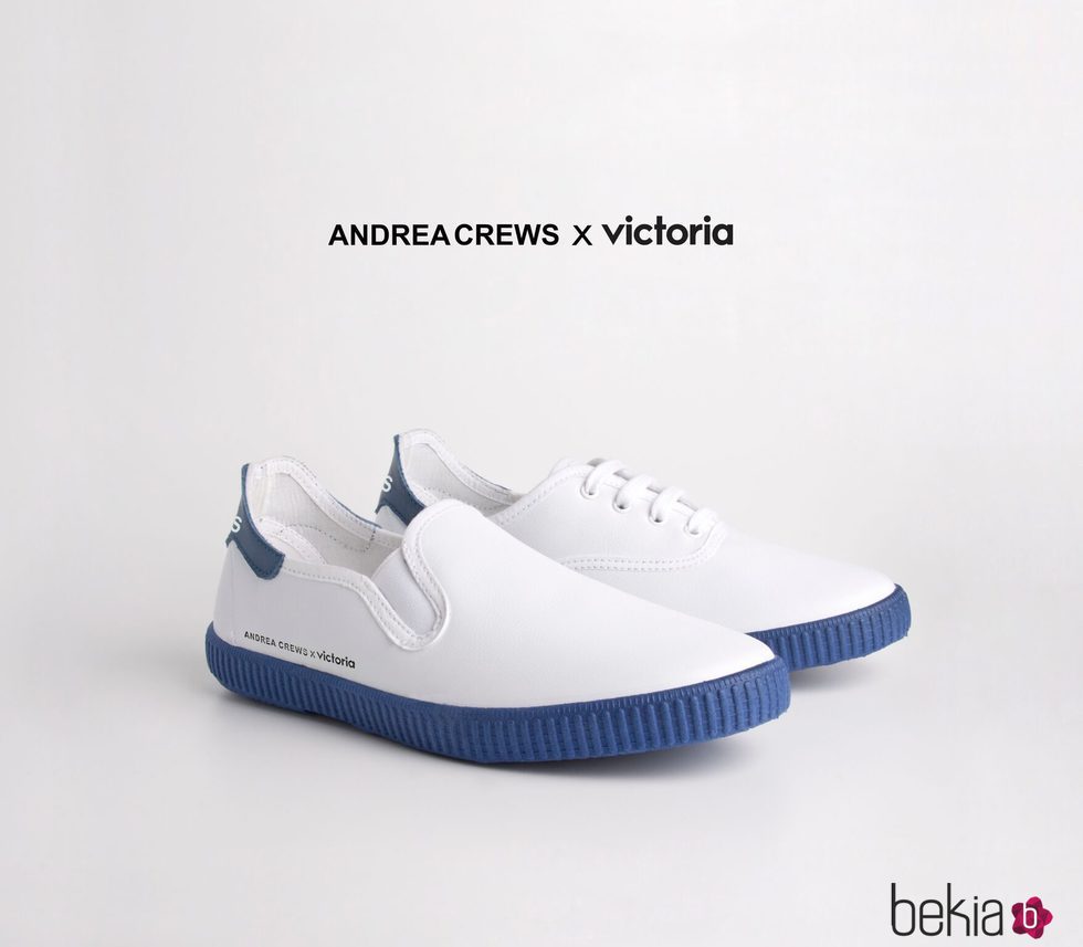 Zapatillas blancas con la suela azul de la colección Work de Andrea Crews y Victoria