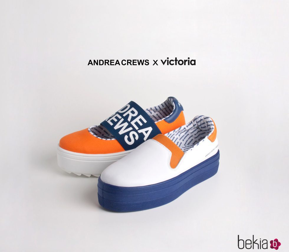 Sneakers blancas, naranjas y azules de la colección 'Work' de Andrea Crews y Victoria