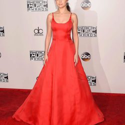 Selena Gómez con un vestido rojo intenso en los American Music Awards 2016