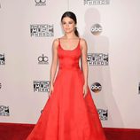 Selena Gómez con un vestido rojo intenso en los American Music Awards 2016