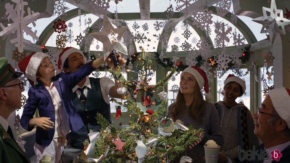 Actores celebrando la Navidad 2016 en el cortometraje de H&M