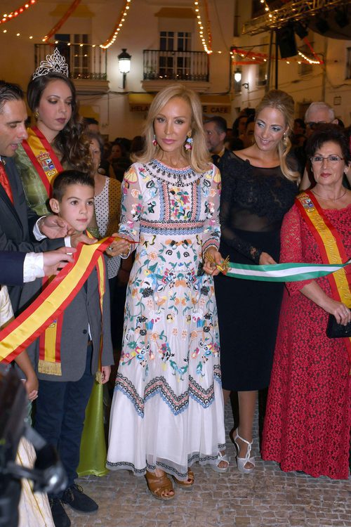 Carmen Lomana con un vestido floral en las fiestas de Ojén, Málaga