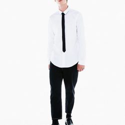 Camisa blanca y corbata fina de Bershka colección Navidad 2016