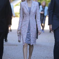 La Reina Letizia con un total look malva en su llegada a Portugal